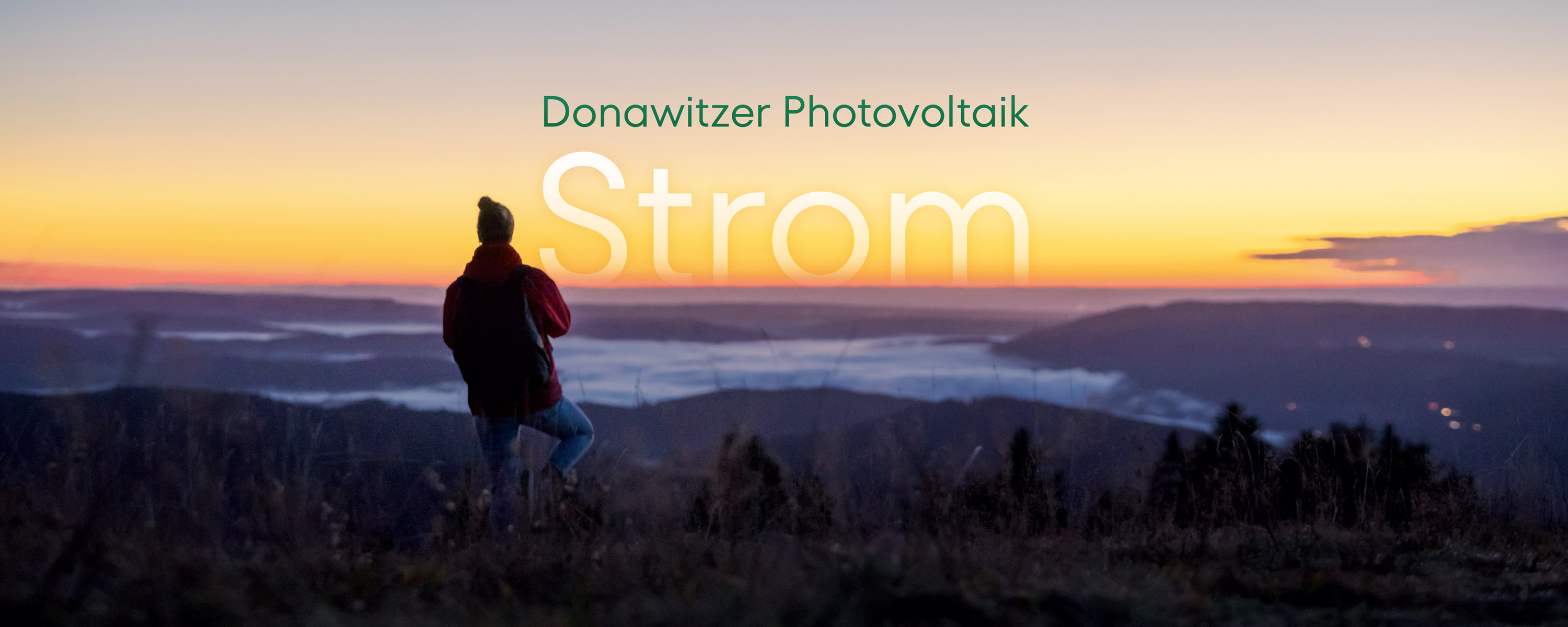 Eine Person steht im Vordergrund mit einem Sonnenuntergangshimmel im Hintergrund und dem Text 'Donawitzer Photovoltaik Strom'.